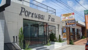 Un bâtiment sur lequel on peut lire l’inscription : « Portusai Fiat ».