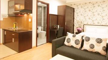 Silver One Bedroom Apartment | In-room safe, individually decorated, individually furnished, desk