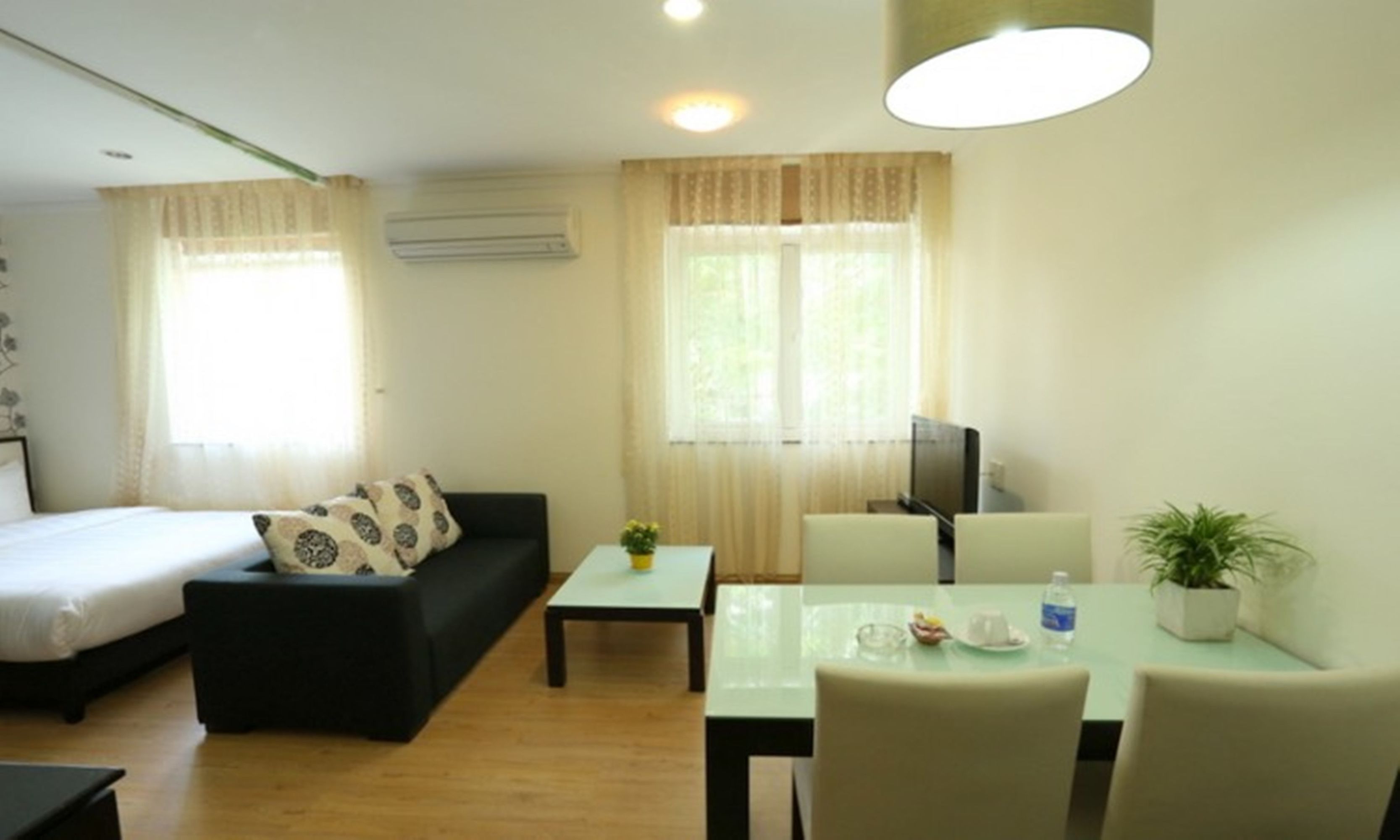 Silver One Bedroom Apartment | Khu phòng khách | TV LCD 32-inch có truyền hình vệ tinh, TV 