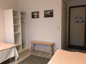 Zweibettzimmer | Schreibtisch, Verdunkelungsvorhänge, kostenloses WLAN, Bettwäsche