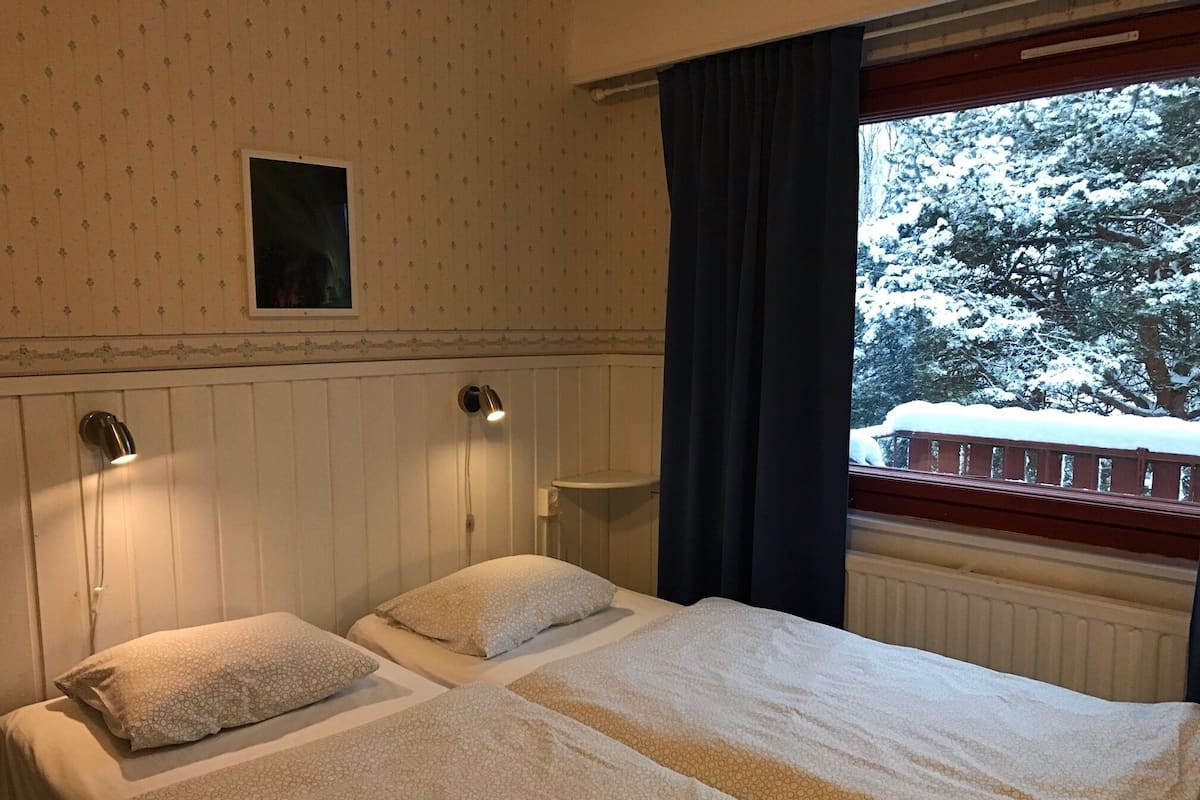 Twin Room | Desk, blackout drapes, WiFi (free), bed sheets