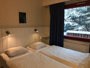 双床房 | 办公桌、遮光窗帘、免费 WiFi、床单