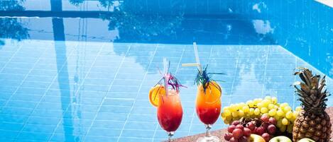 Piscine extérieure (ouverte en saison), parasols de plage