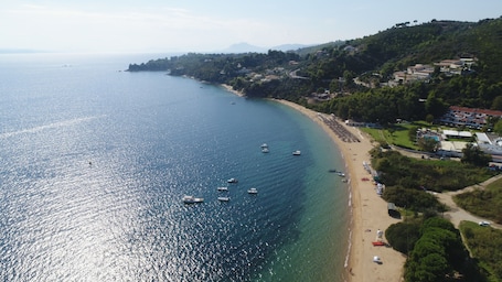Una spiaggia nelle vicinanze. Villa Maraki
