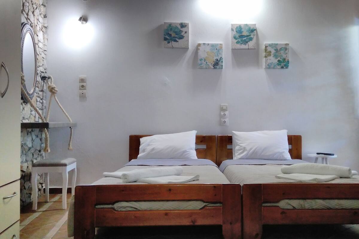 Studio Apartment | Premium bedding, pillowtop beds, in-room safe, laptop workspace