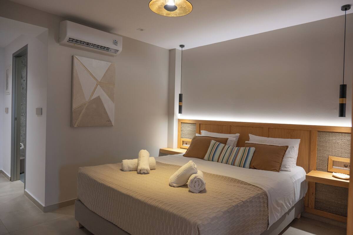 Deluxe Studio Suite | Premium bedding, pillowtop beds, in-room safe, laptop workspace
