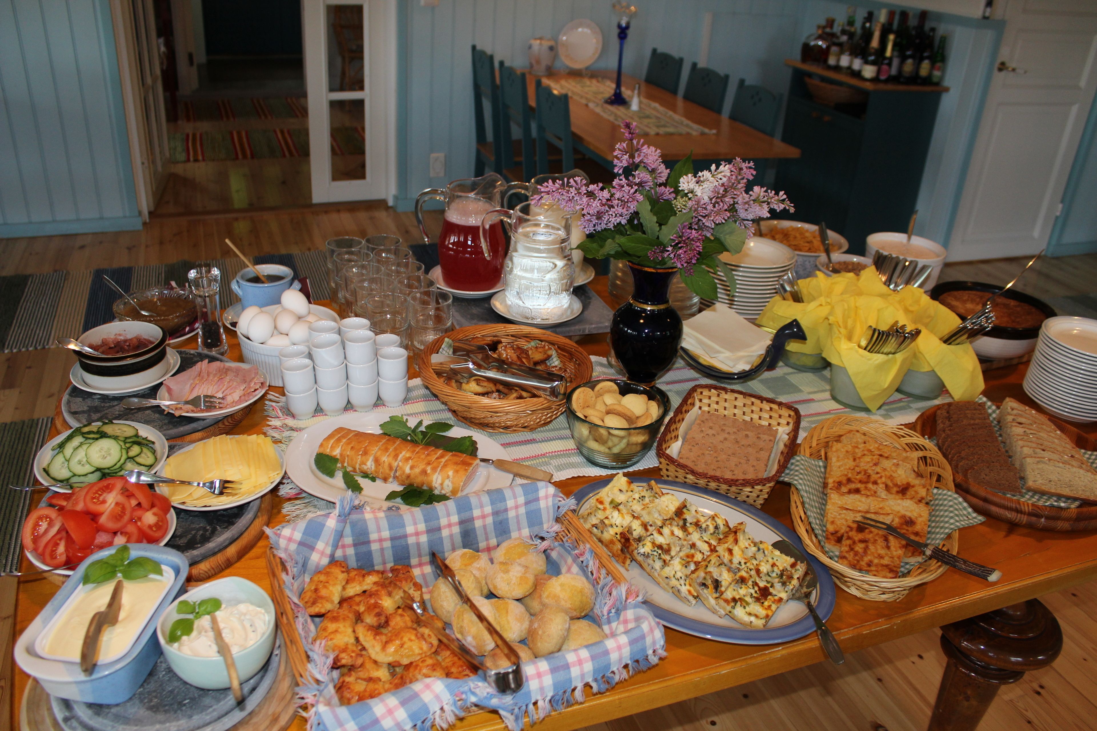 Ein reichhaltiges Buffet mit verschiedenen Speisen, Getränken und Besteck.