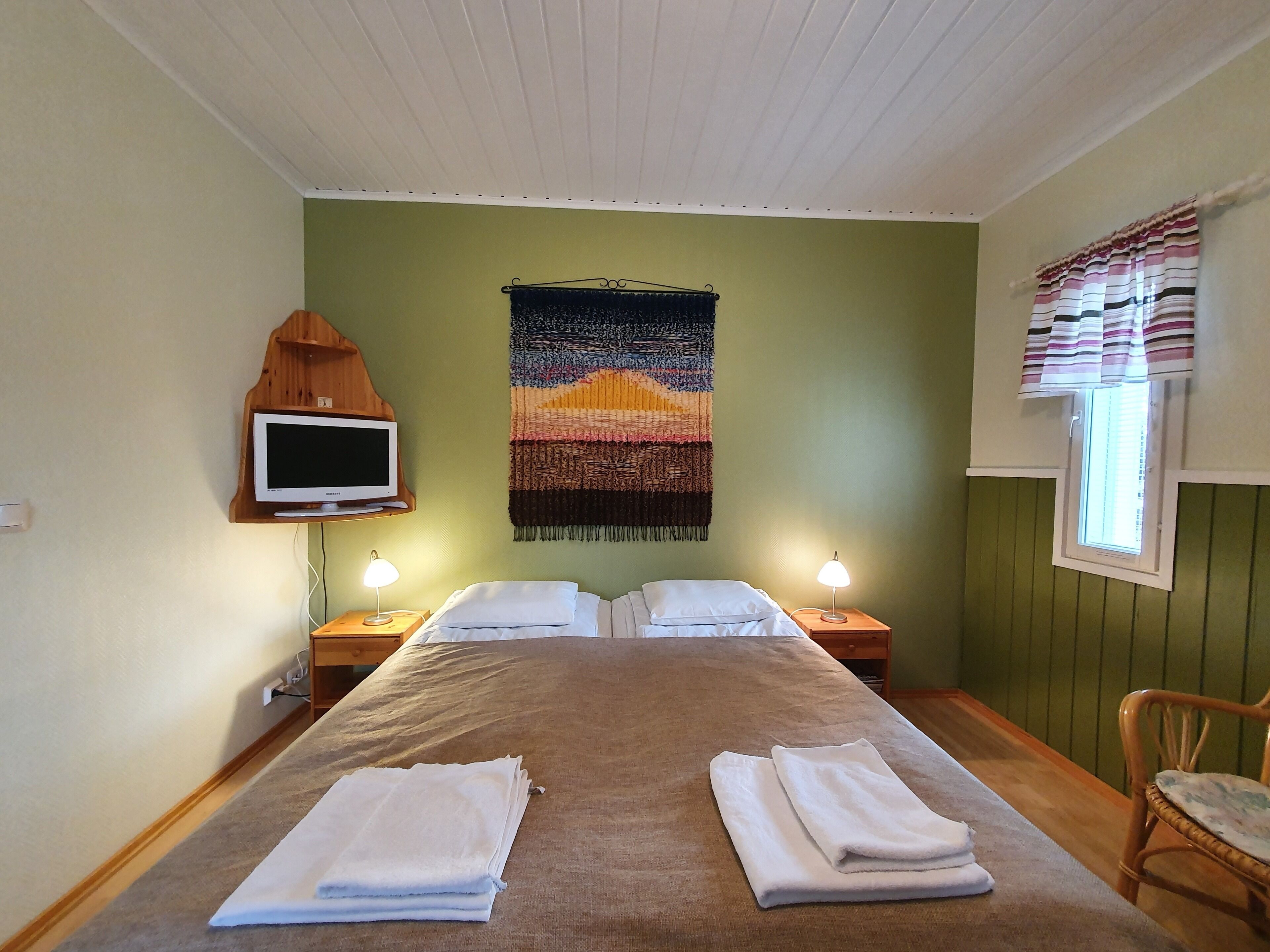 Guesthouse family room | Yksilöllisesti sisustettu, työpöytä, ilmainen Wi-Fi, vuodevaatteet