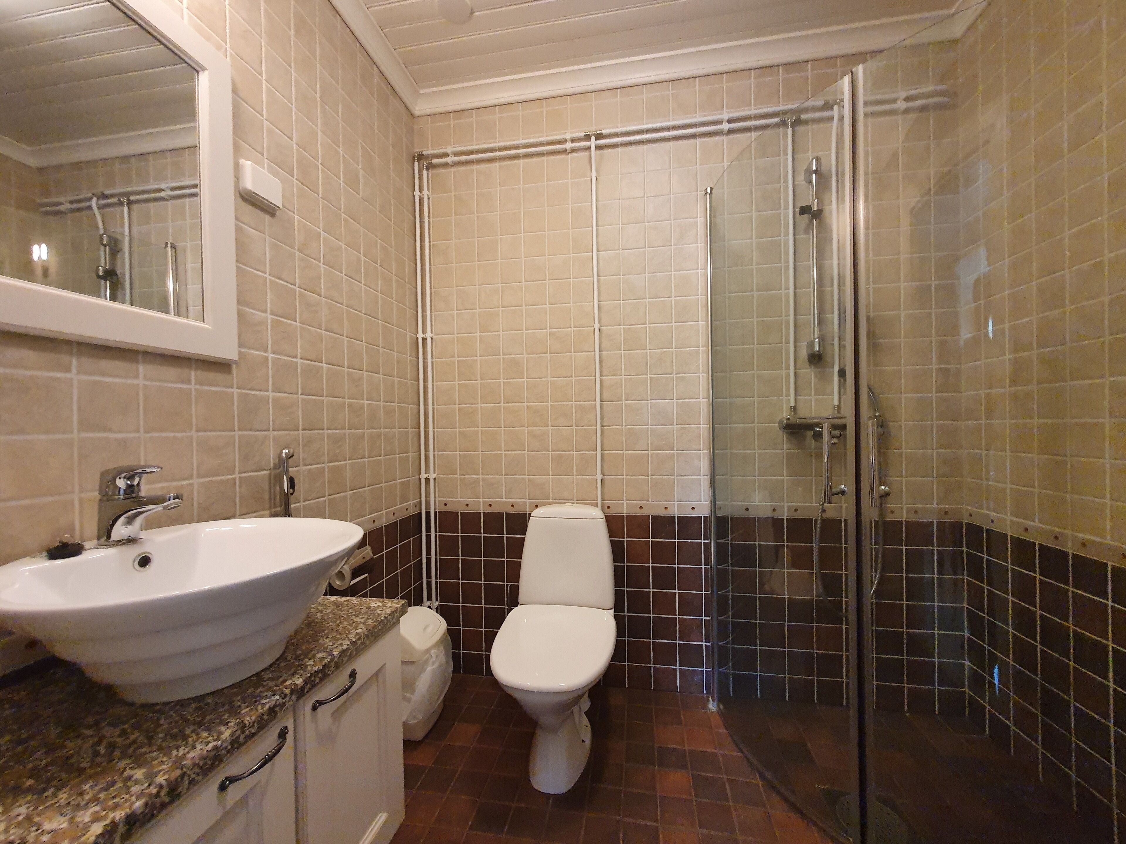 Standaard tweepersoonskamer | Badkamer | Een douche, een bidet, vloerverwarming, handdoeken