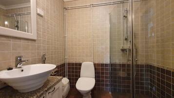 Standaard tweepersoonskamer | Badkamer | Een douche, een bidet, vloerverwarming, handdoeken