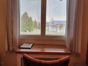 New guesthouse twin room with extra bed | Individuell dekoriert, Schreibtisch, kostenloses WLAN, Bettwäsche