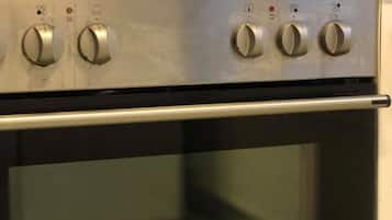 Forno in acciaio inossidabile con quattro manopole e un pannello di controllo.