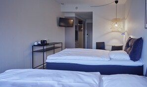 Habitación con 2 camas individuales, vistas a la ciudad | Wifi gratis y ropa de cama
