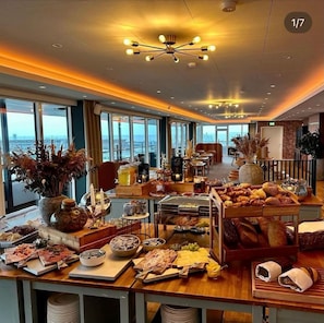 Café da manhã com buffet todos os dias (DKK 135 por pessoa) 