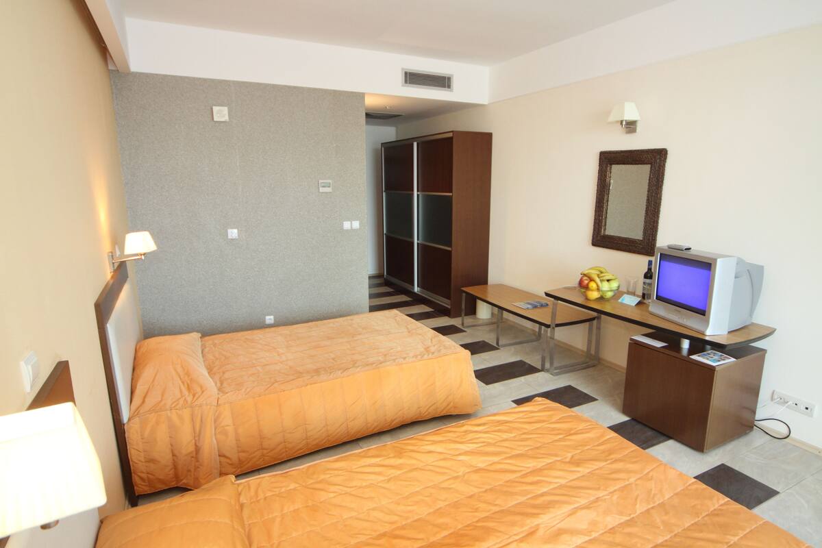 1 bedroom, in-room safe, desk, bed sheets