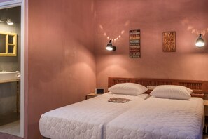 Kamar Double atau Twin | Seprai premium, meja kerja, kedap suara, dan Wi-Fi gratis