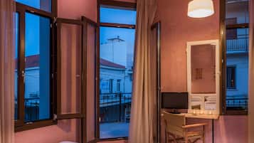 Kamar Double atau Twin | Seprai premium, meja kerja, kedap suara, dan Wi-Fi gratis