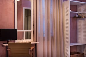 Doppel- oder Zweibettzimmer | Hochwertige Bettwaren, Schreibtisch, schallisolierte Zimmer