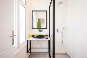 Standardzimmer, Balkon | Waschbecken im Bad