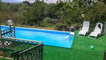 Piscina externa sazonal, funciona das 8h às 19h30, guarda-sóis