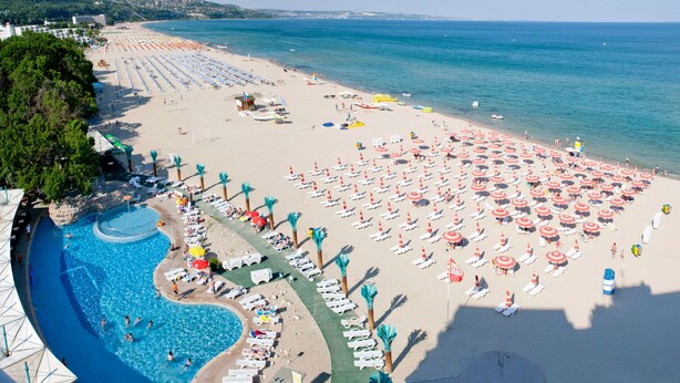 A beach resort with a swimming pool, sun loungers, and umbrellas. - Hotel Boryana (Kranevo)