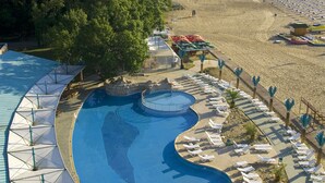 A resort with a large swimming pool, sun loungers, and a beach area. - Hotel Boryana (Kranevo)