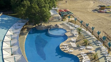 Piscine extérieure (ouverte en saison), parasols de plage