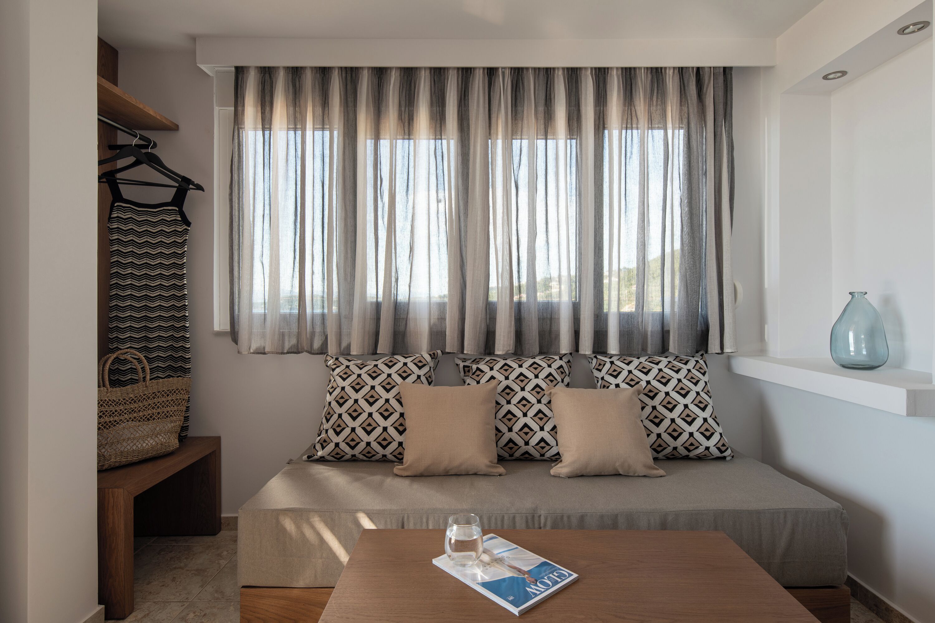 deluxe suite, 1 bedroom | living area