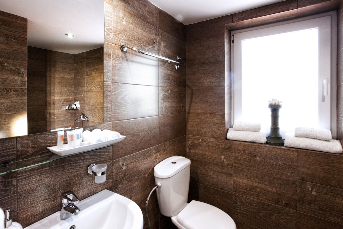 free toiletries, hair dryer, towels