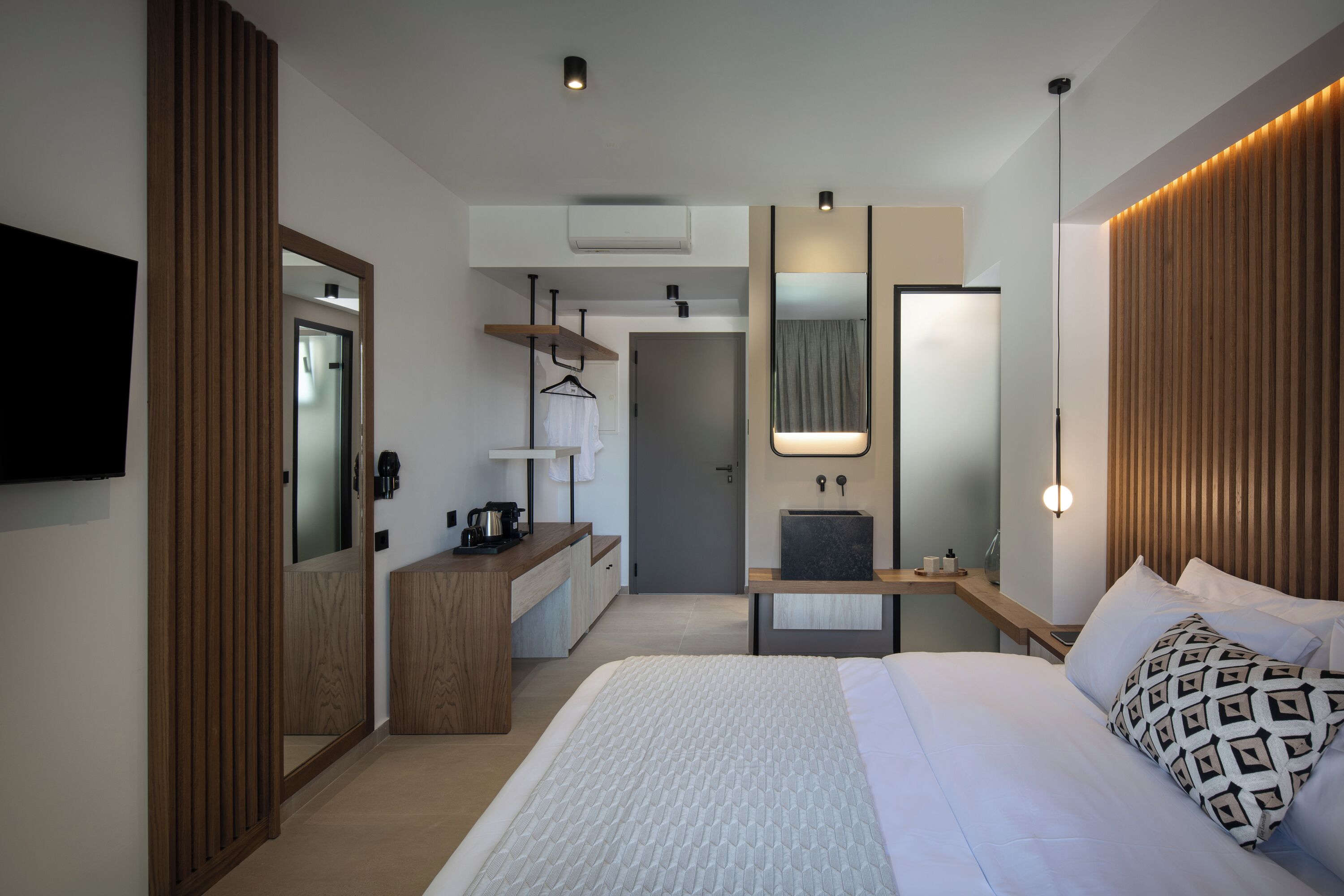 deluxe double room | 1 bedroom, in-room safe, soundproofing, iron/ironing board