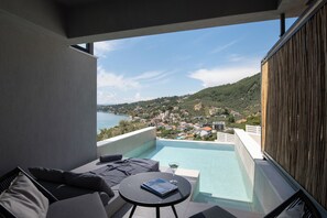 Piscina externa sazonal, guarda-sóis, espreguiçadeiras
