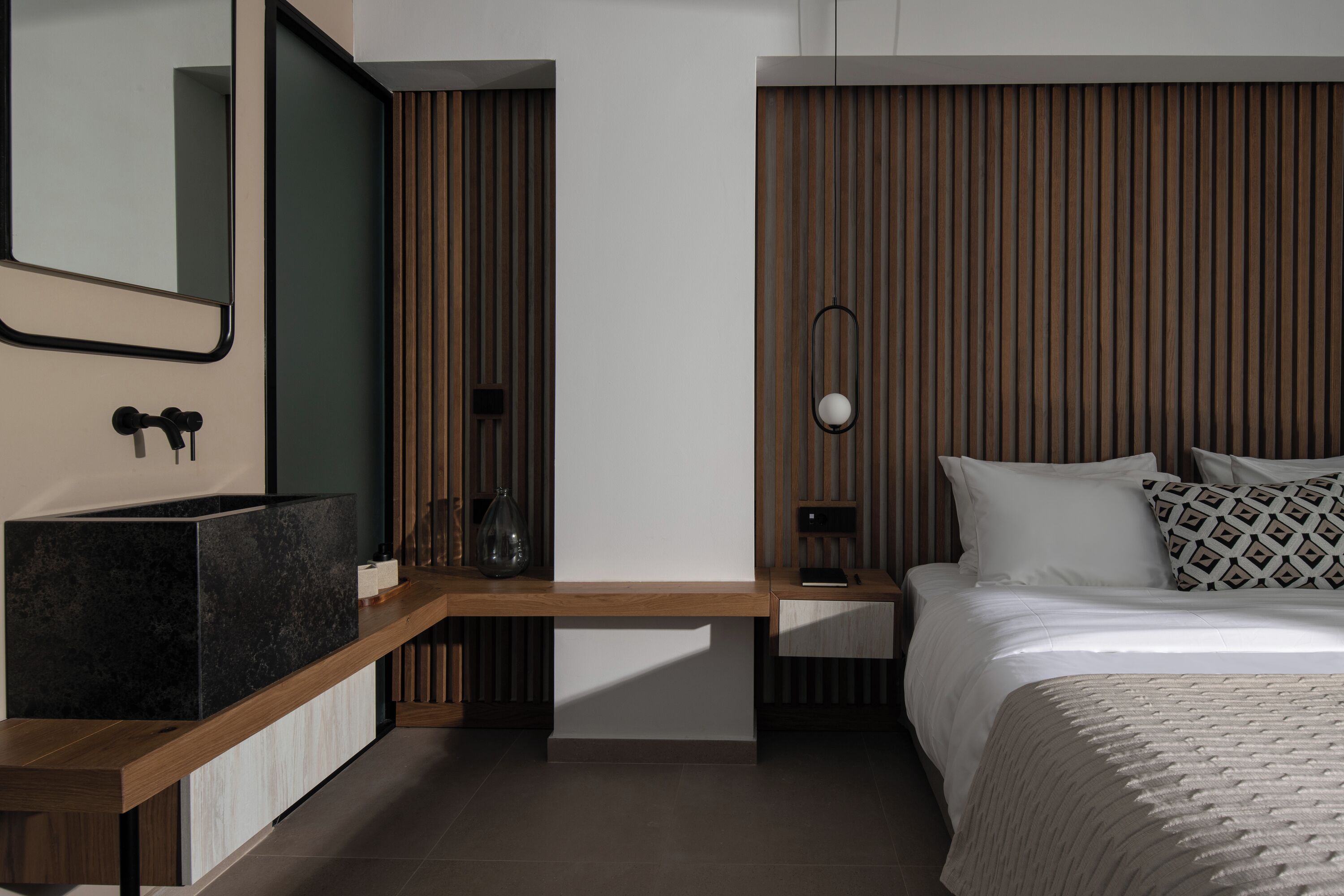 deluxe double room | 1 bedroom, in-room safe, soundproofing, iron/ironing board