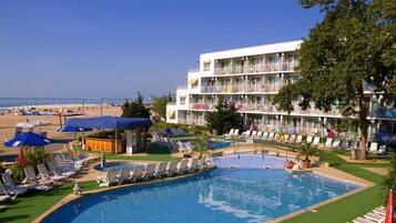 Een seizoensgebonden buitenzwembad en parasols bij het zwembad