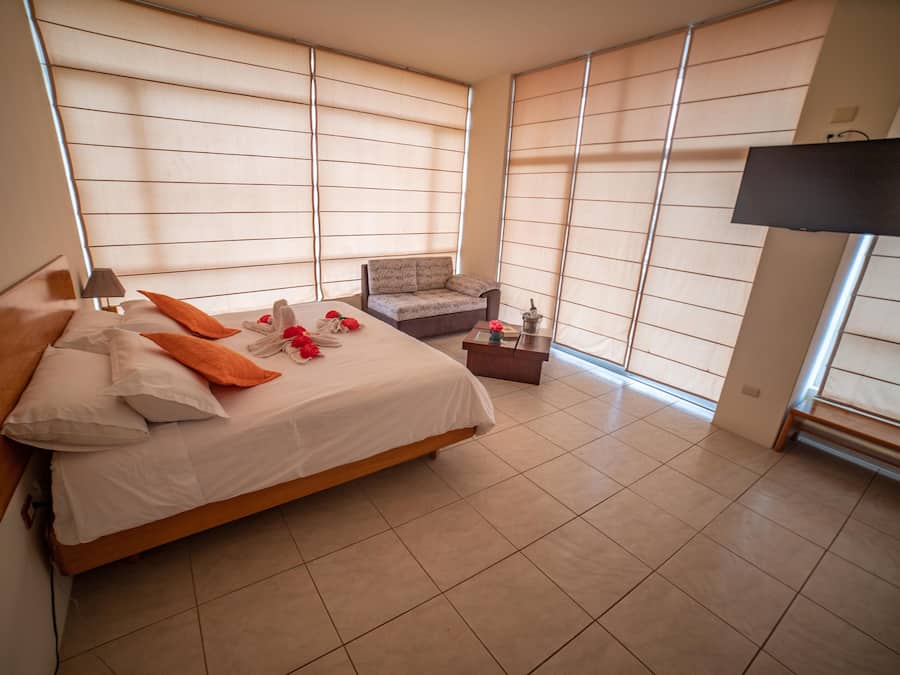 Caja de seguridad en la habitación y escritorio