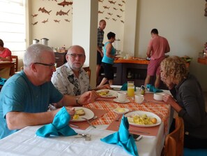 Café da manhã com buffet grátis todos os dias