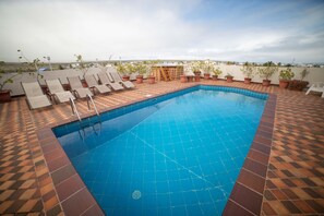 Outdoor pool - Hotel Albatross (Puerto Ayora)