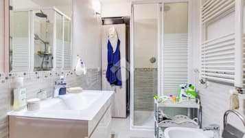 Douche, articles de toilette gratuits, sèche-cheveux, bidet