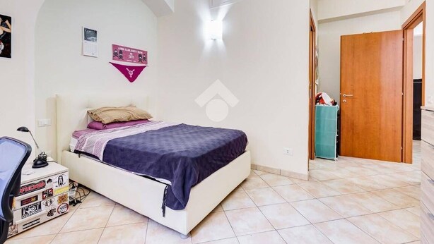 A bedroom with a bed, a desk, and a wardrobe. - Casa Particular Underground (Rome)