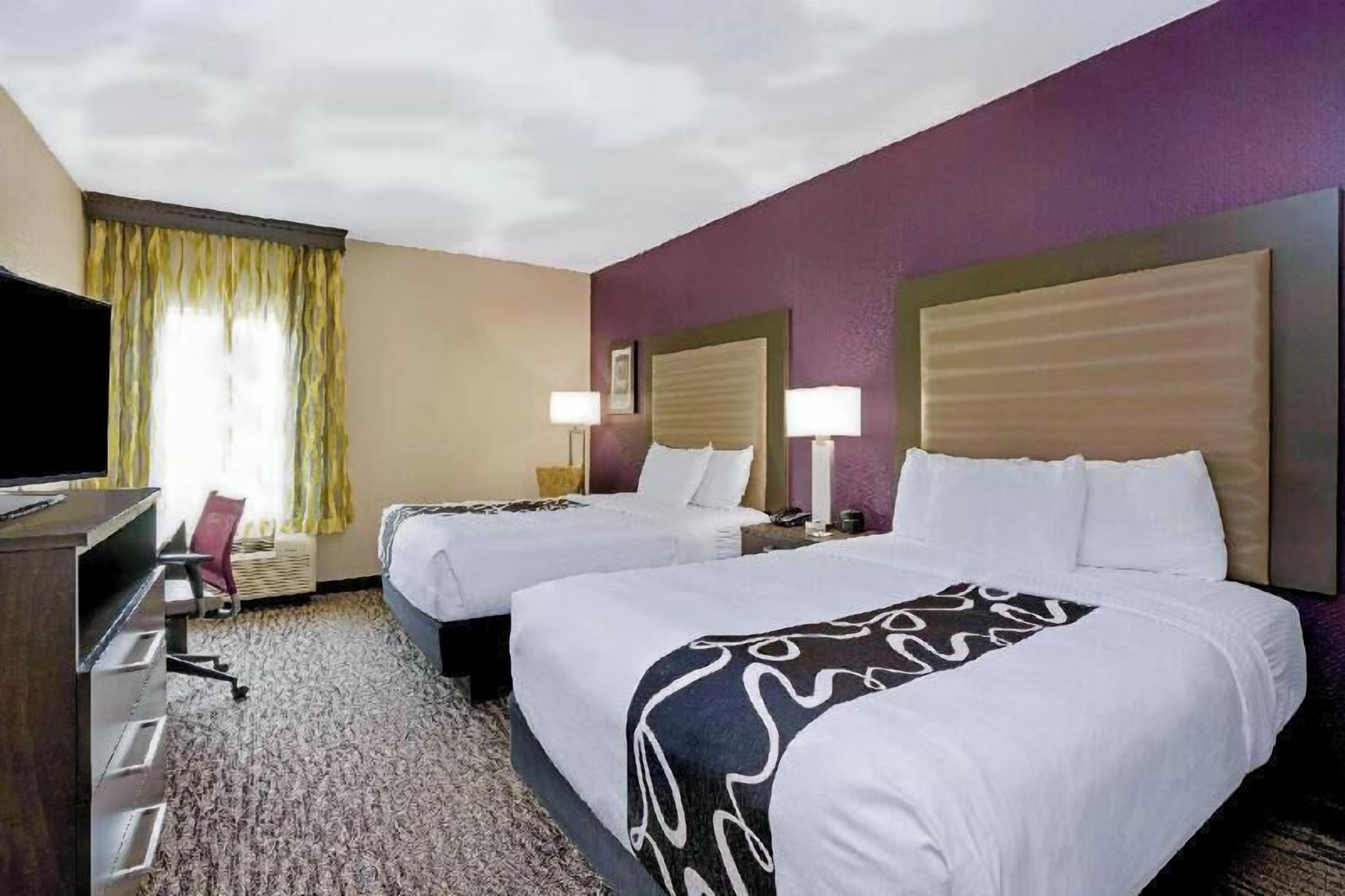 Hochwertige Bettwaren, Schreibtisch, Verdunkelungsvorhänge