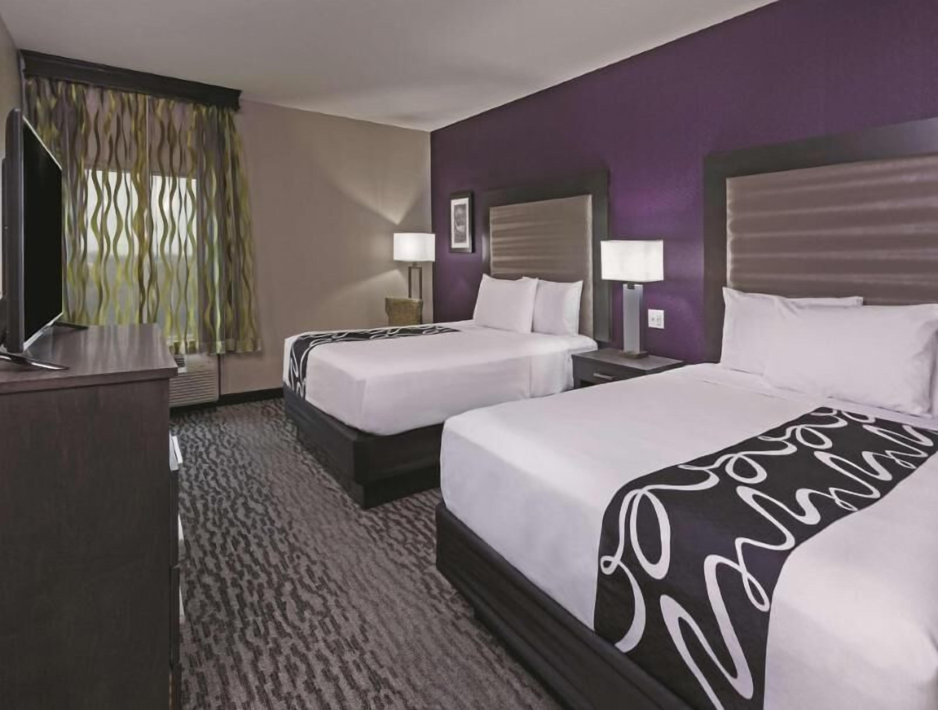 Hochwertige Bettwaren, Schreibtisch, Verdunkelungsvorhänge