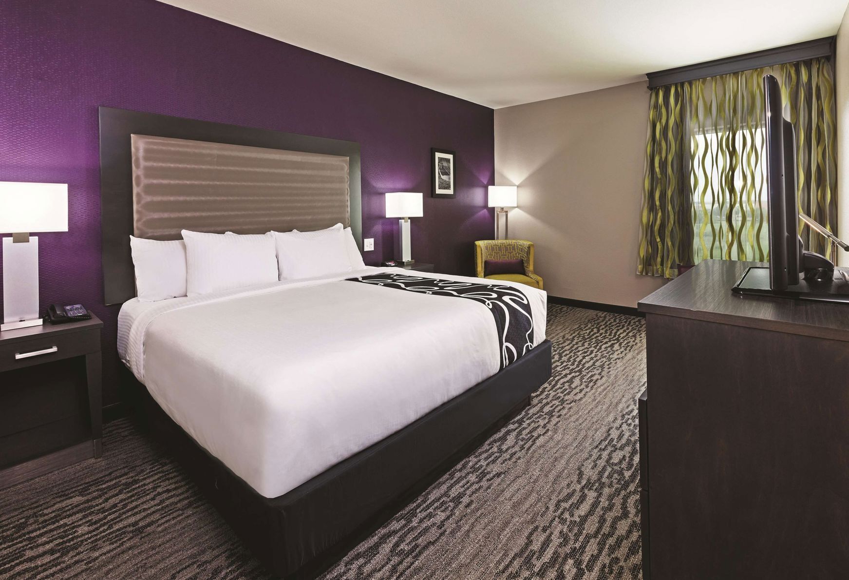 Hochwertige Bettwaren, Schreibtisch, Verdunkelungsvorhänge