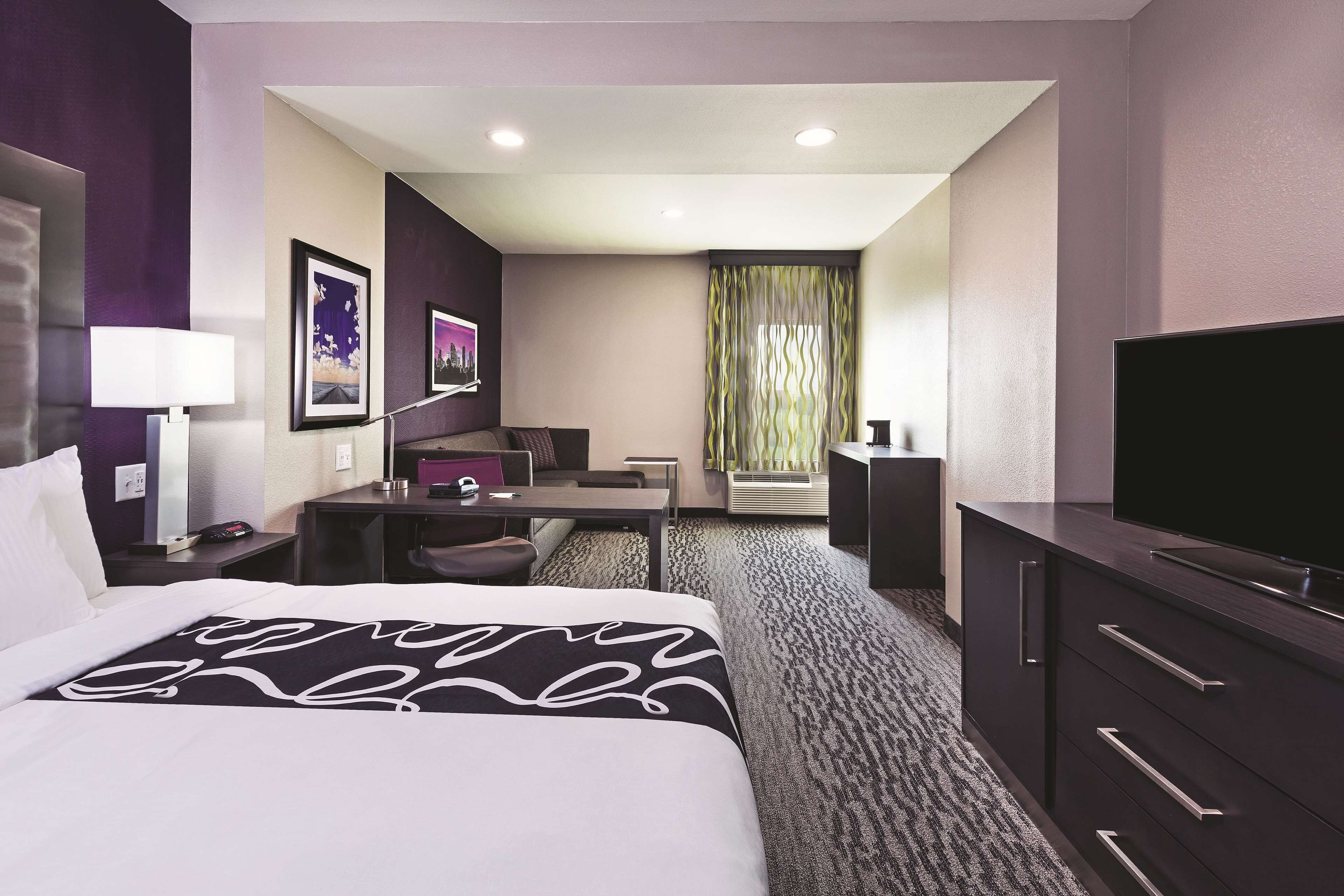 Hochwertige Bettwaren, Schreibtisch, Verdunkelungsvorhänge