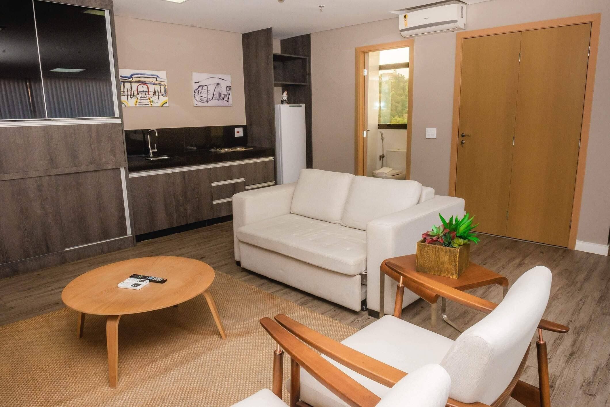 Minibar, Zimmersafe, Schreibtisch, Verdunkelungsvorhänge