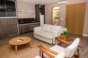 Minibar, coffres-forts dans les chambres, bureau, rideaux occultants