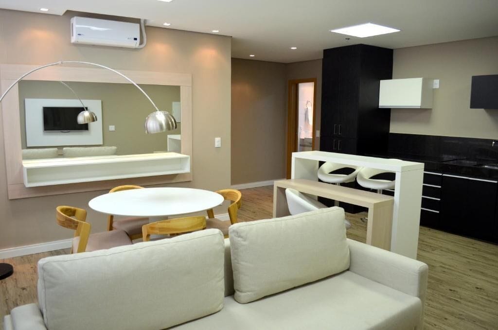 Minibar, caja de seguridad en la habitación y escritorio 