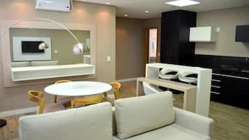 Frigobar, cofres nos quartos, escrivaninha, cortinas blackout