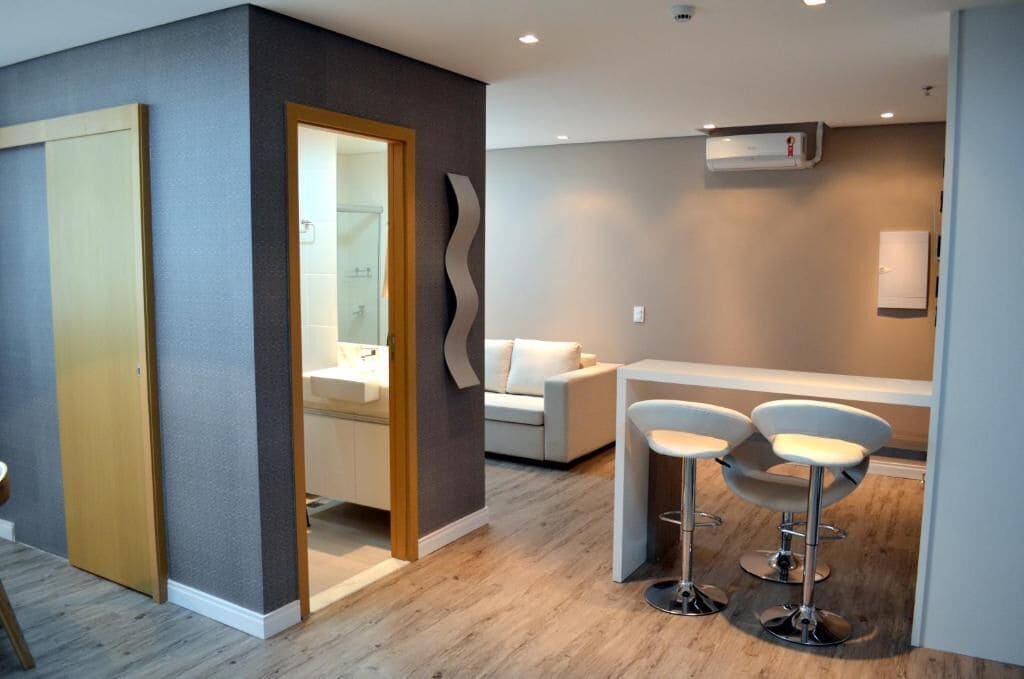 Minibar, caja de seguridad en la habitación y escritorio 