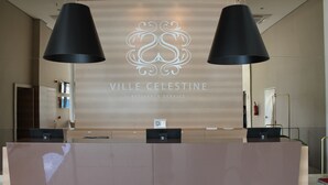 Uma receção com um logótipo e o nome 'Ville Celestine' ao fundo.