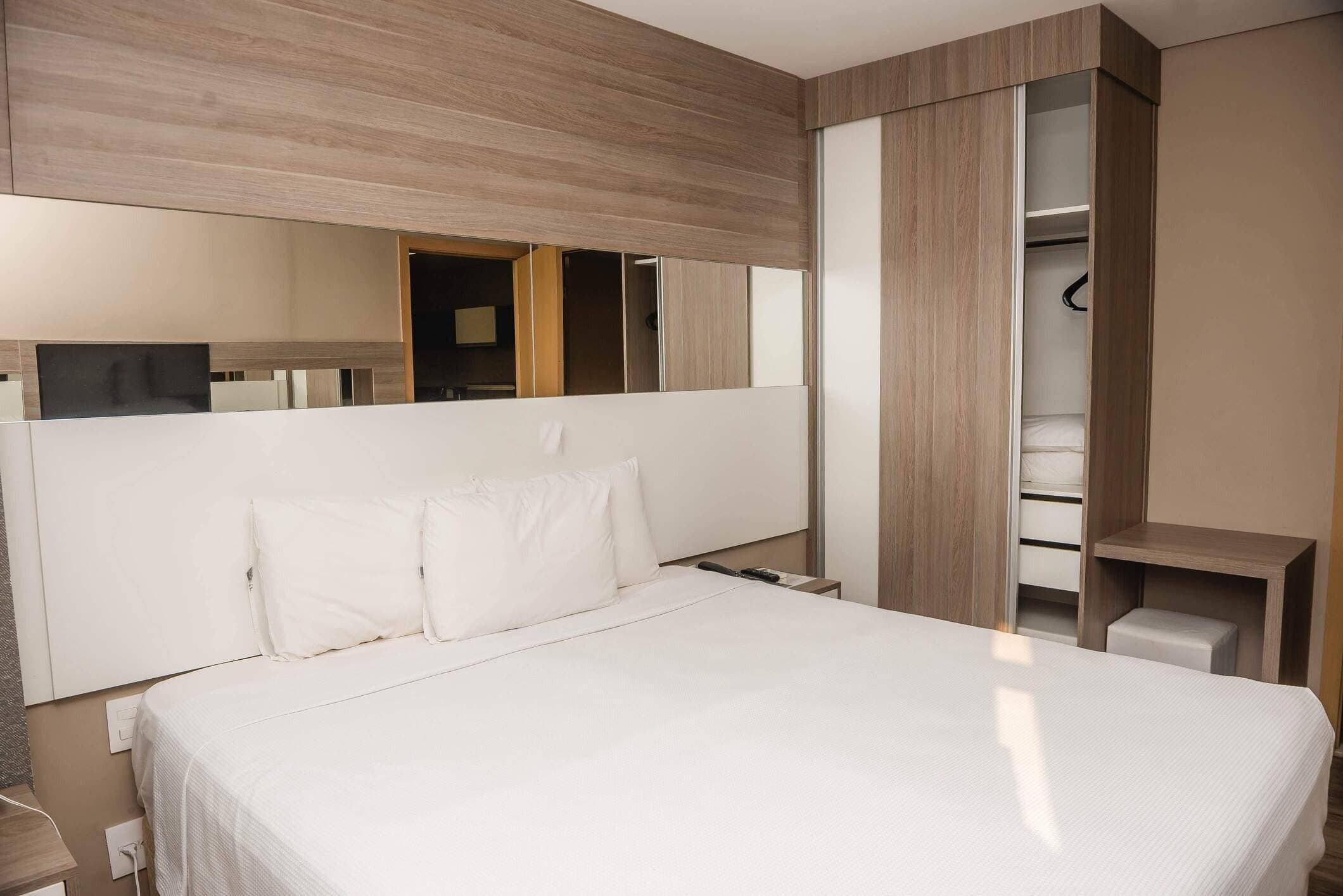 Minibar, caja de seguridad en la habitación y escritorio 