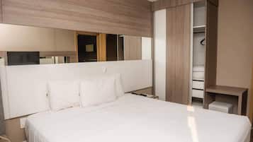 Minibar, coffres-forts dans les chambres, bureau, rideaux occultants